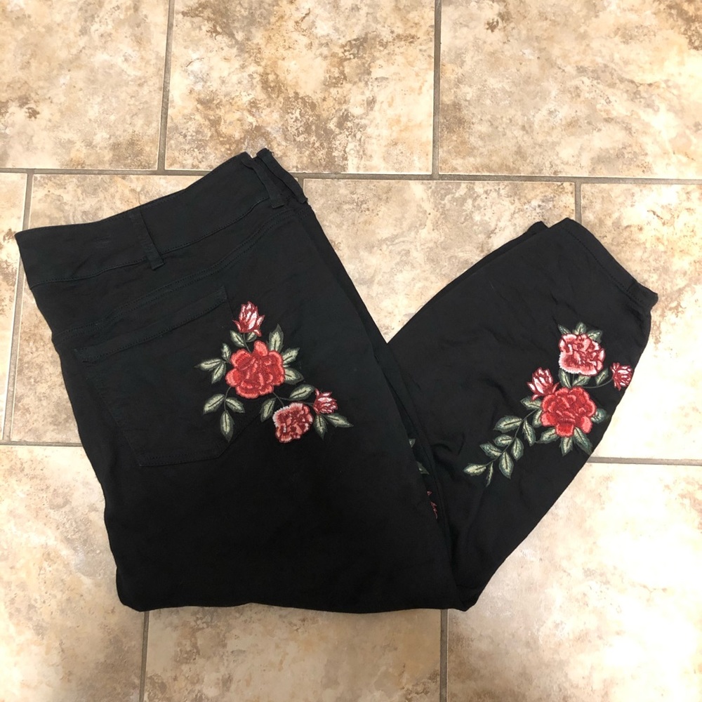 Torrid Embroidered Rose Black Jeggings 24XS